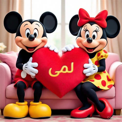 صورة عالية الجودة لميكي ماوس وميني ماوس يجلسان على أريكة وردية، يحملان معاً وسادة على شكل قلب أحمر كبير، عليها اسم لمى مكتوب بخط ذهبي لامع. تجسد الصورة أجمل صور الحب والصداقة لـ لمى، وتعتبر خلفية رومانسية ومناسبة للتهنئة.